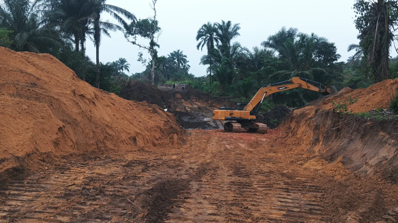 Excavation du chenal dans le lit de la rivière