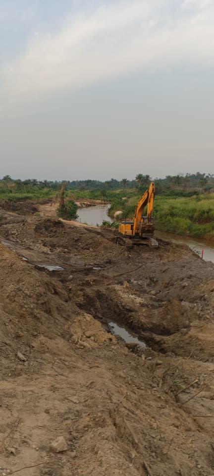 Excavatrice au travail dans le lit de la rivière (06 juin 2026)