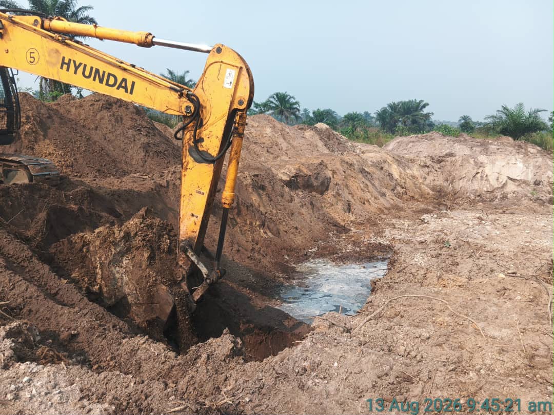 Excavatrice en travaux dans le lit de la rivière (13 août 2026)